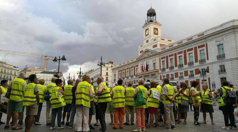 Un grupo de yayoflautas reunidos en la Puerta del Sol de Madrid